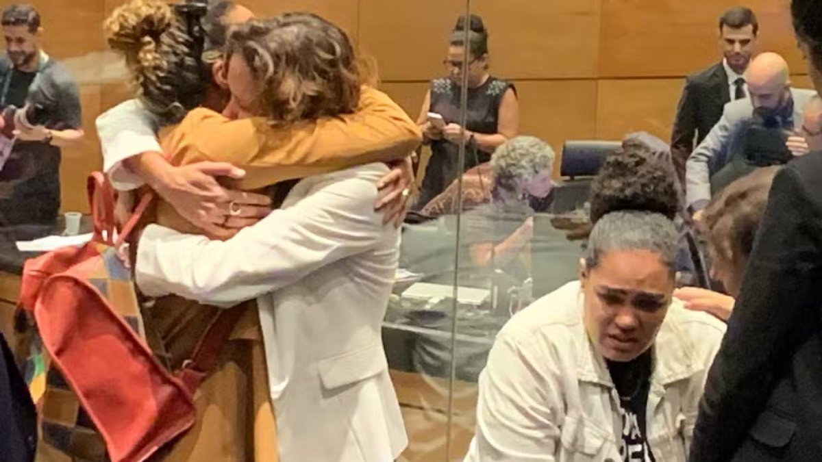 Familiares de Marielle e Anderson Gomes choram após condenação de assassinos