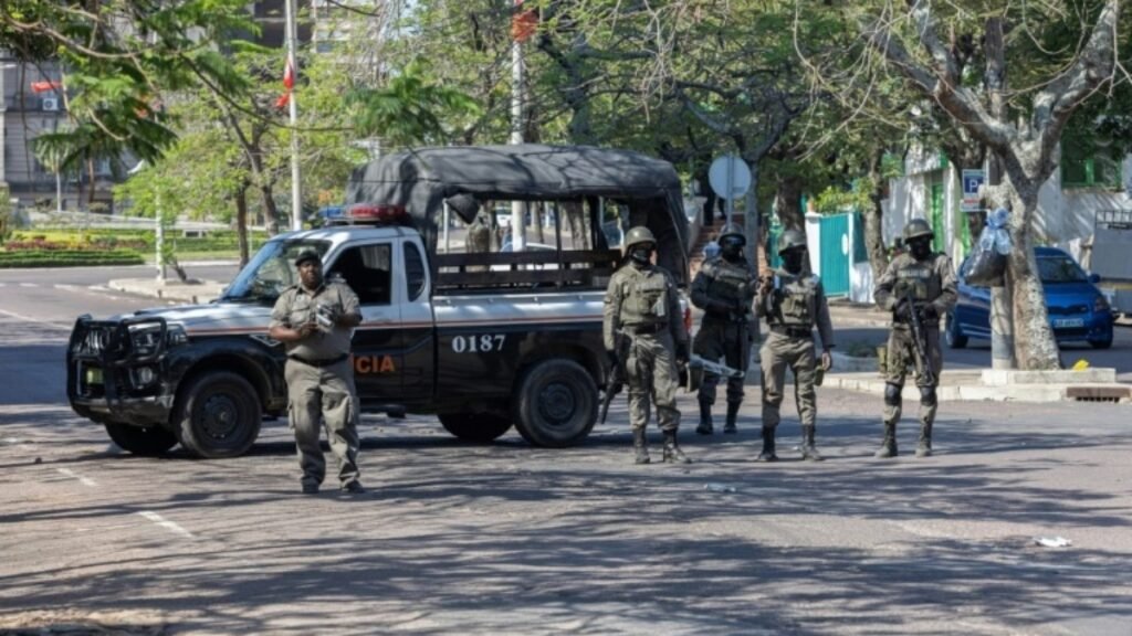 Policiais e manifestantes que rejeitam as eleições se enfrentam em Moçambique