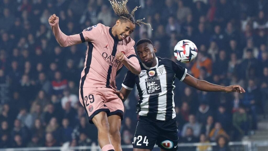 PSG vence pelo Francês, e torcida do Angers faz protesto inusitado