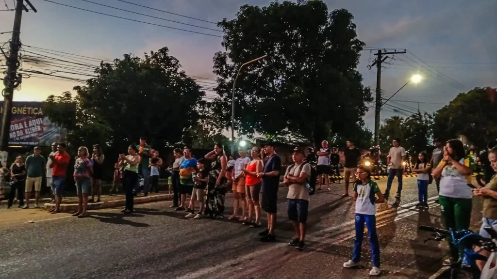 Moradores voltam a fechar rua contra mudança do Centro POP em Rio Branco | ac24horas