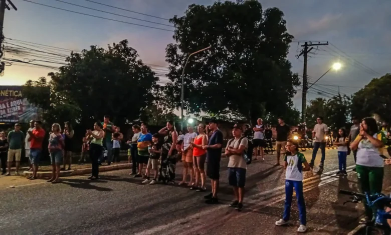Moradores voltam a fechar rua contra mudança do Centro POP em Rio Branco | ac24horas Moradores voltam a fechar rua contra mudança do Centro POP em Rio Branco | ac24horas