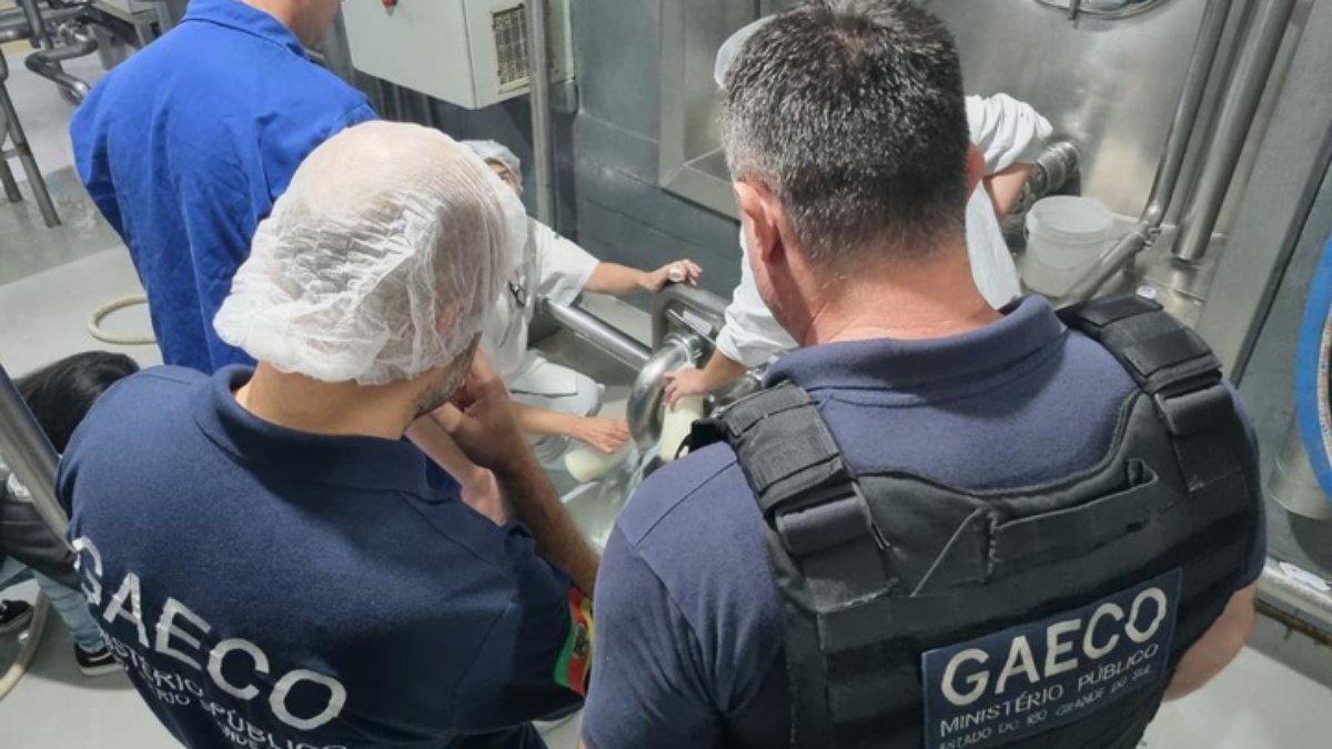 Operação identifica leite adulterado com soda cáustica e água oxigenada em fábrica no RS