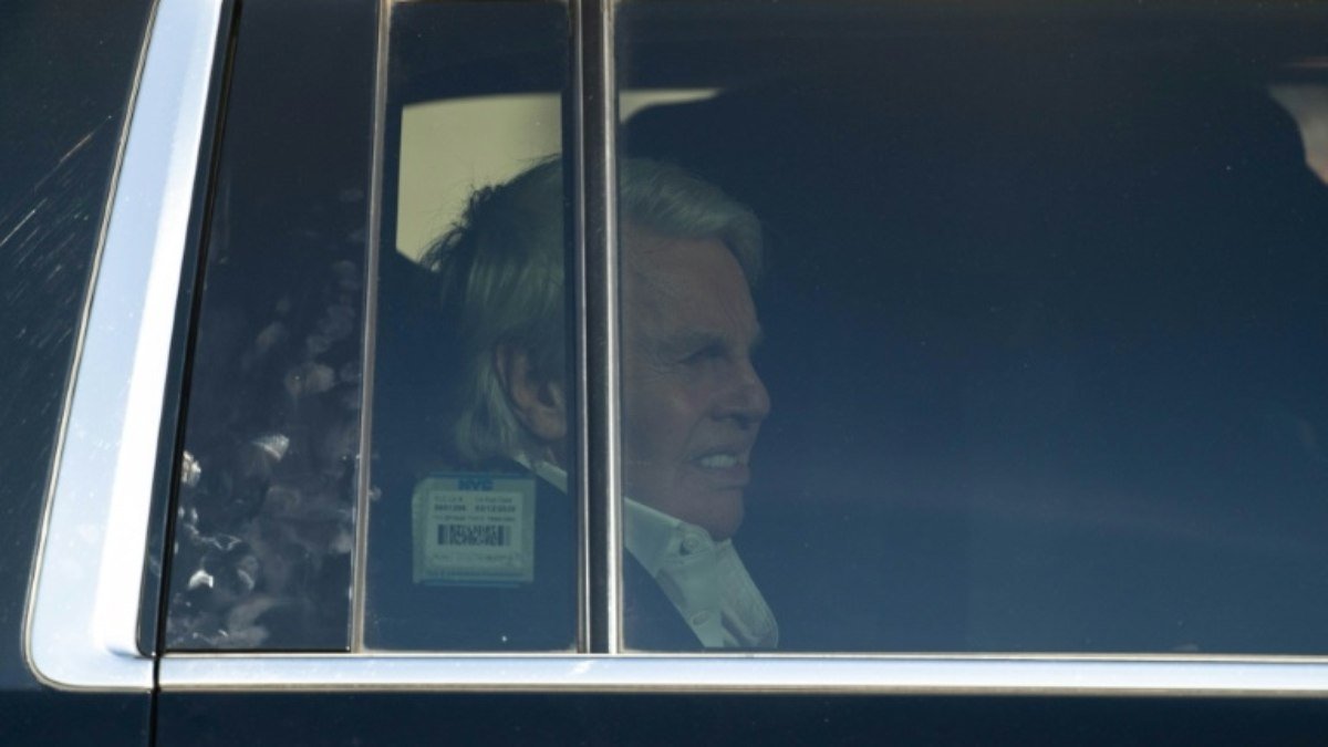 Ex-chefe da Abercrombie declara-se inocente de acusações de tráfico sexual e prostituição