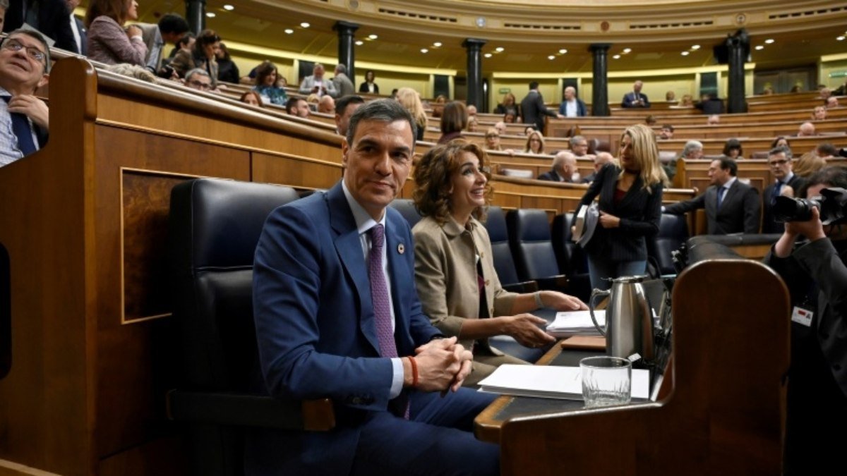 Premiê da Espanha defende sua gestão durante inundações e critica a oposição