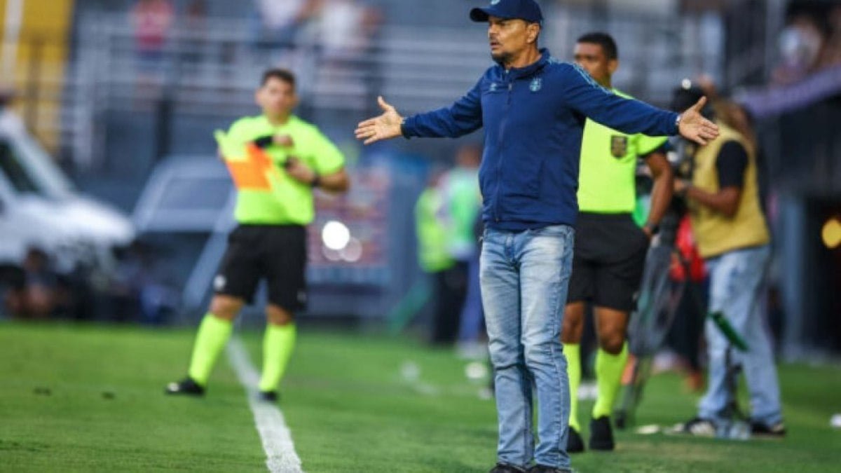 Alexandre Mendes, substituindo Renato Gaúcho, punido pelo STJD, defende jogadores do Grêmio