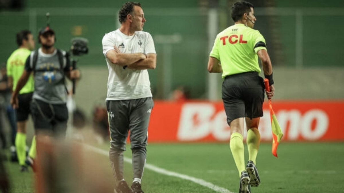 Milito destaca atuação do Atlético e afirma que jogo pelo Brasileiro é diferente da Libertadores