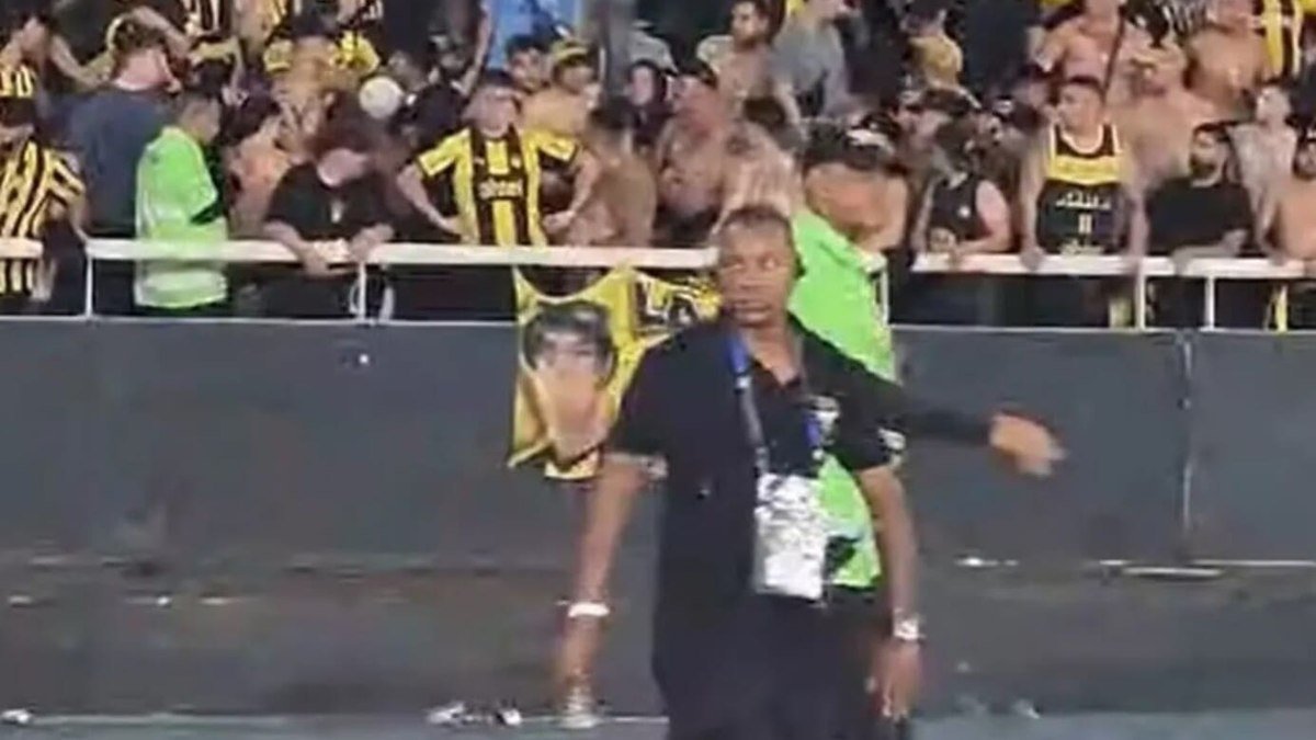 Torcedor do Peñarol faz gesto racista em jogo contra o Botafogo
