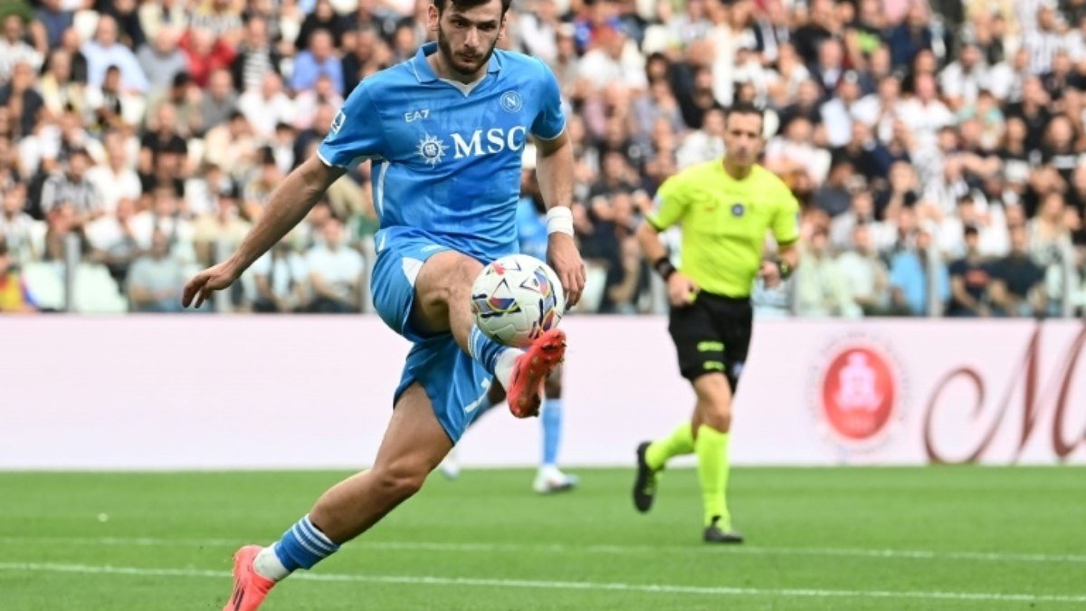 Napoli vence Empoli (1-0) e se mantém na liderança do Italiano