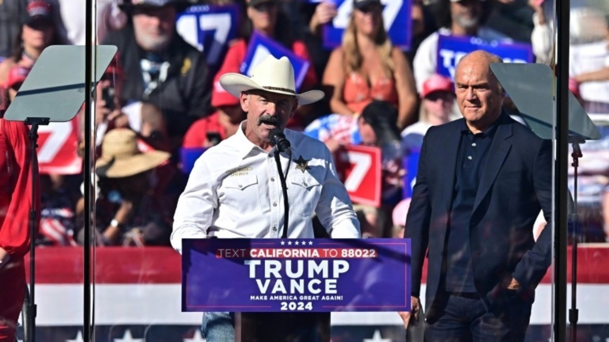 Homem armado é preso perto de comício de Trump na Califórnia