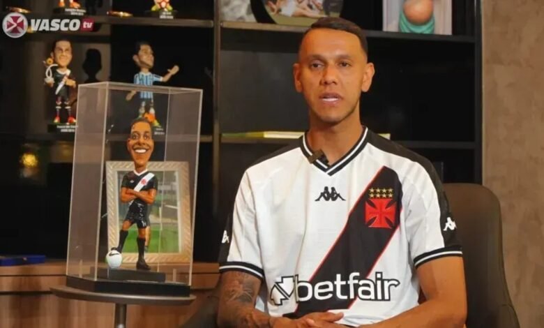 Souza manda recado a Edmundo após rescisão com o Vasco Souza manda recado a Edmundo após rescisão com o Vasco