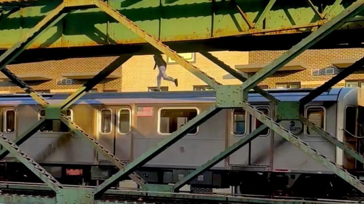 Adolescente morre ao praticar “surfe” metroviário em Nova York
