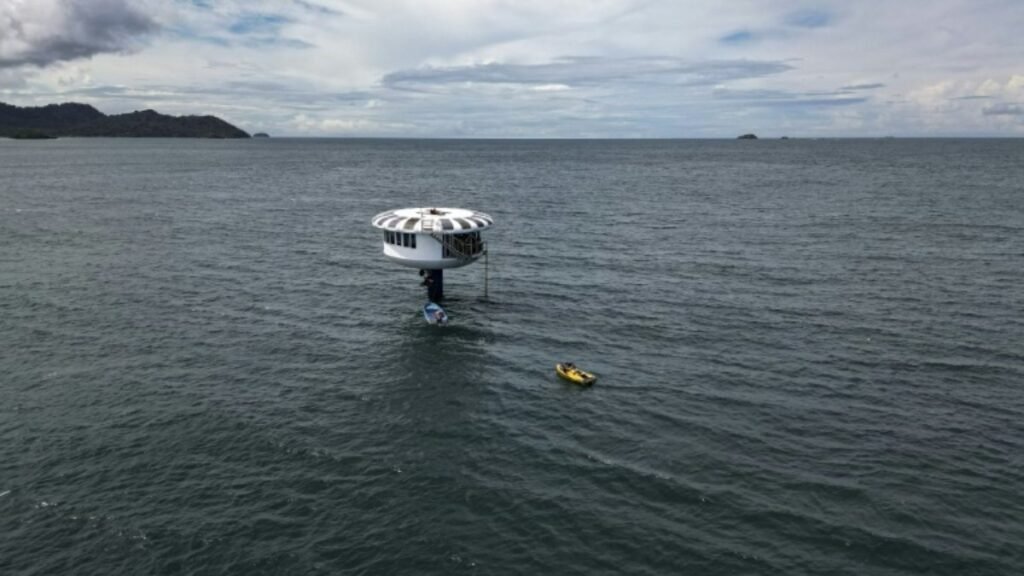 Alemão vive a 11 metros submerso no mar em busca de recorde do Guinness
