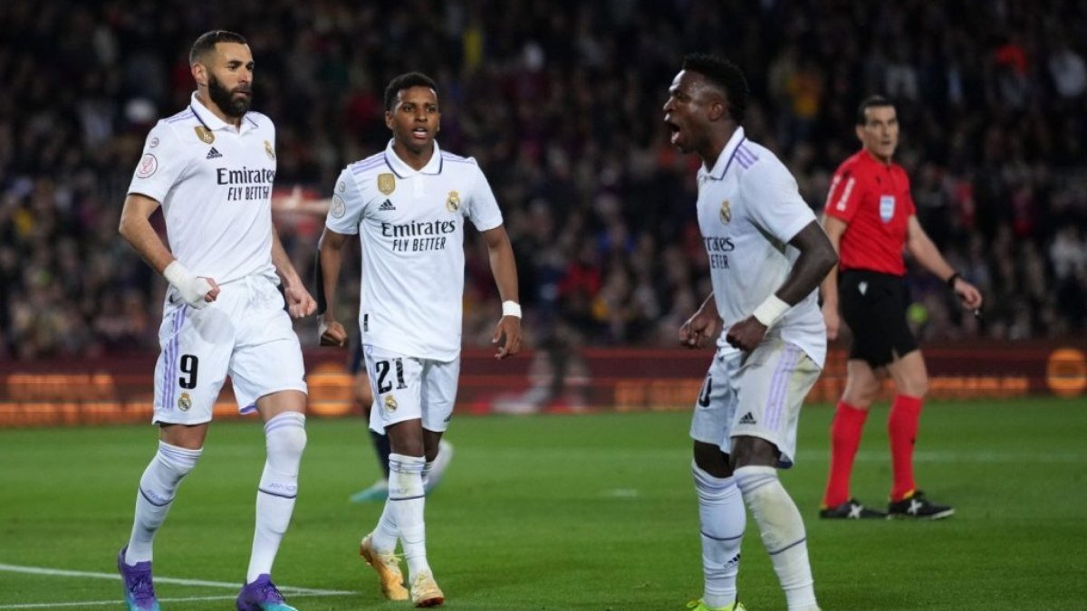 Benzema revela apoio a Vini Jr. e prevê que “um dia ele vai vencer”