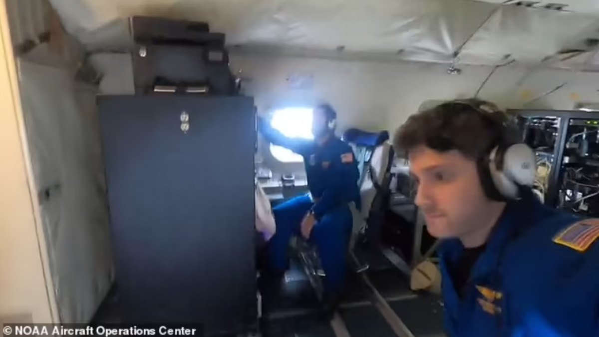 avião passa por turbulência assustadora ao voar pelo furacão Milton