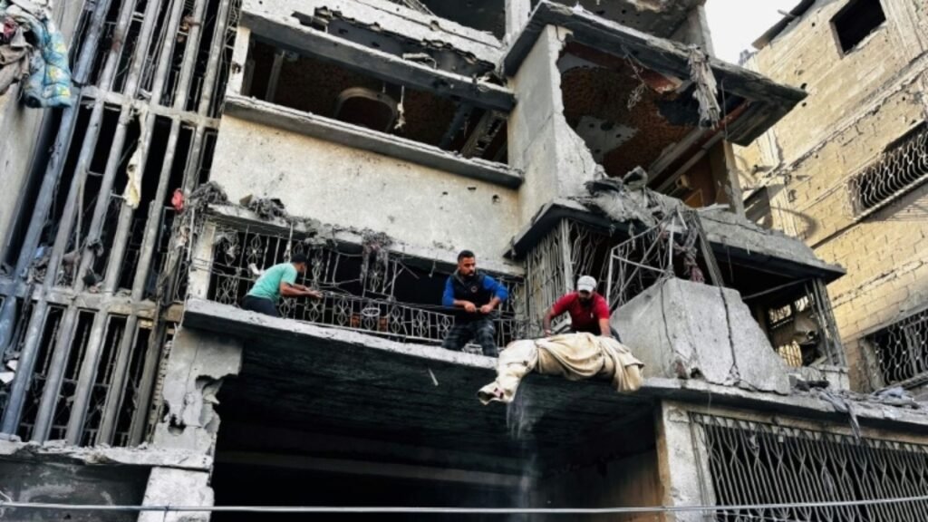 Israel prossegue com ofensiva no Líbano e Gaza em meio a críticas por proibir a UNRWA