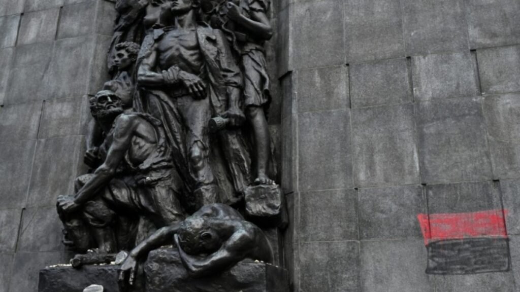 Monumento aos heróis do levante do Gueto de Varsóvia é vandalizado na Polônia