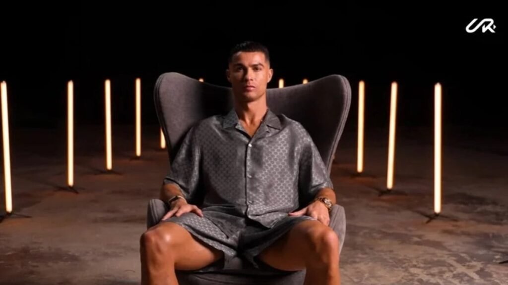 Cristiano Ronaldo é premiado por recorde no Youtube e vibra ao lado dos filhos