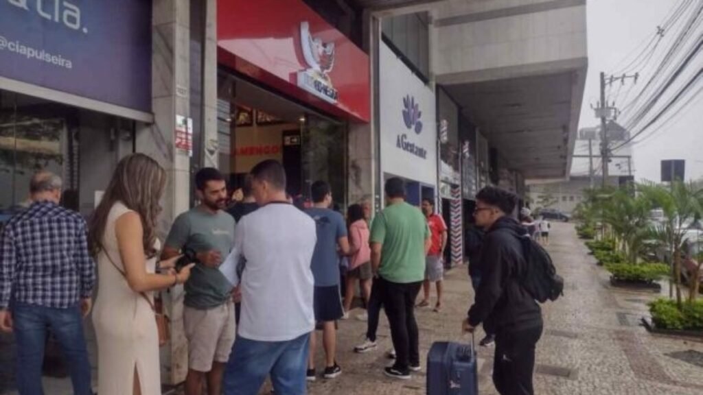 Torcedores do Flamengo chegam a BH à procura de ingressos para final da Copa do Brasil