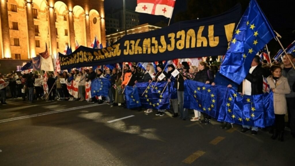 Milhares de manifestantes pró-europeus protestam na Geórgia a uma semana das legislativas