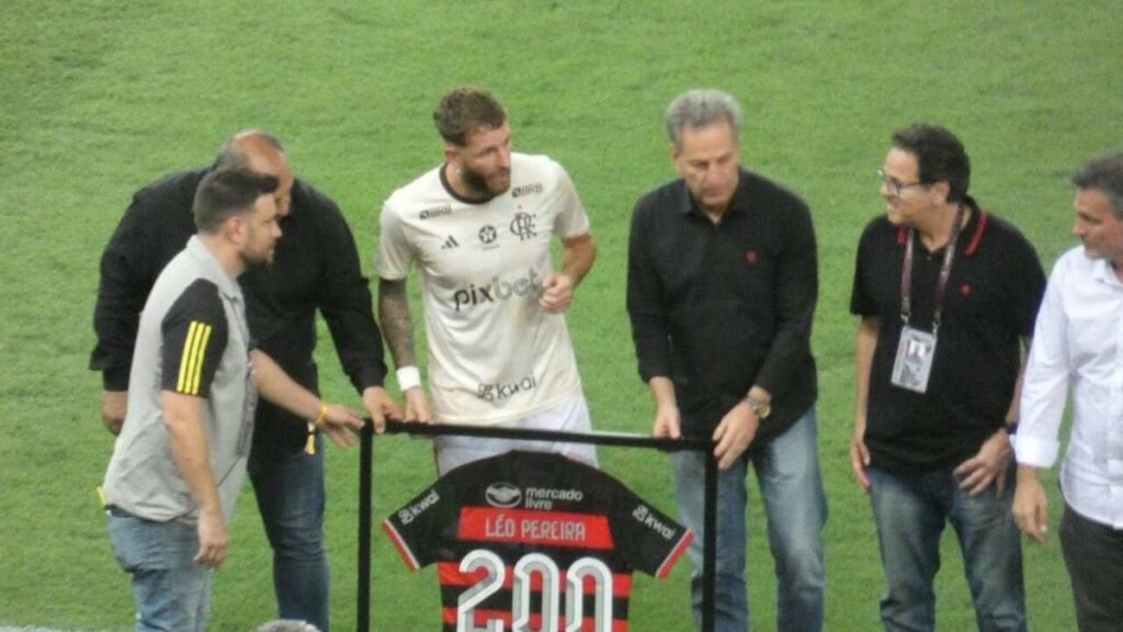 Léo Pereira é homenageado pelo Flamengo antes de jogo contra o Bahia