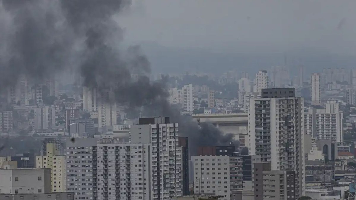 Incêndio de grandes proporções atinge prédio no Brás, em São Paulo