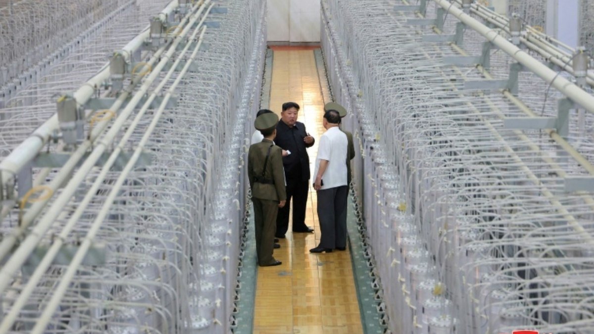 Coreia do Norte mostra pela primeira vez instalações de enriquecimento de urânio