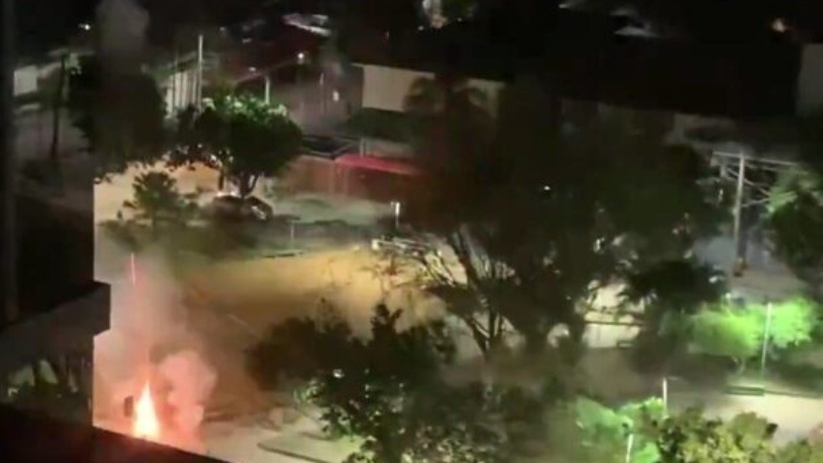 Torcedores do Botafogo soltam fogos em frente a hotel do Peñarol