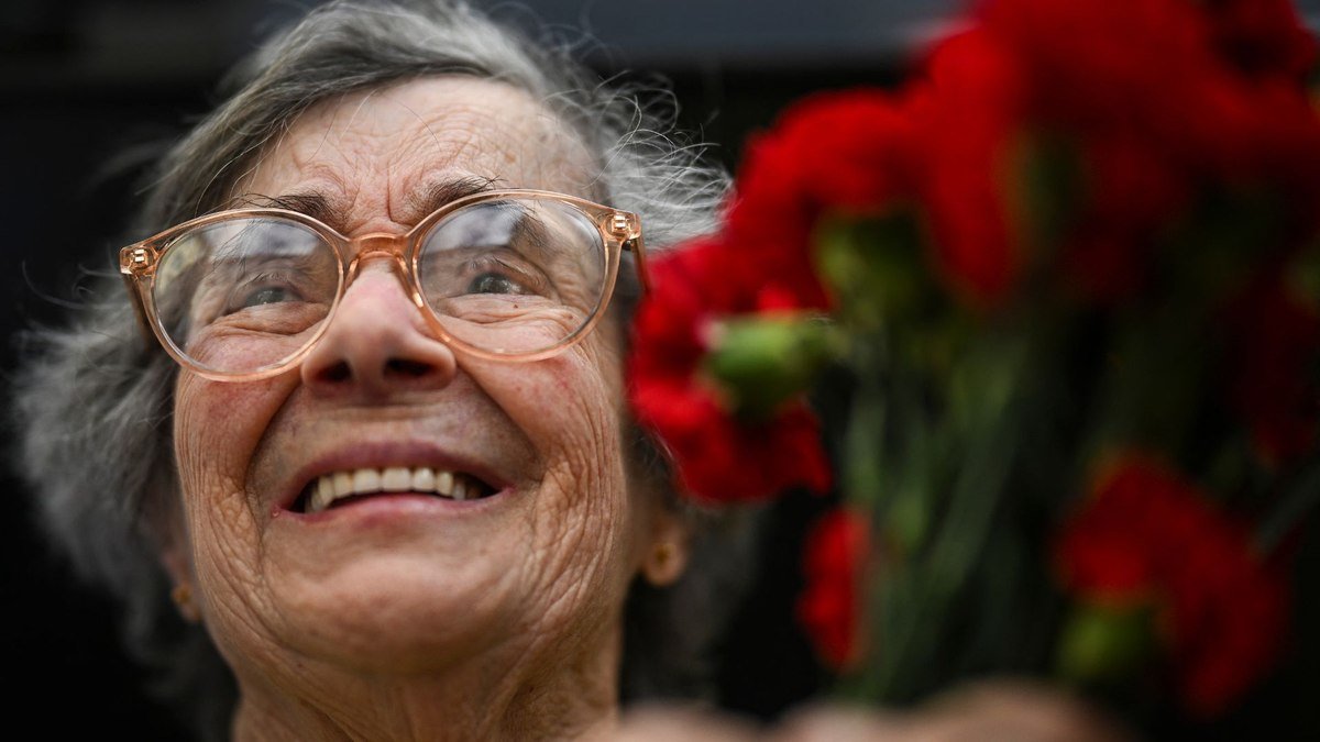 Morre a ‘Dama dos Cravos’, símbolo da revolução que encerrou ditadura em Portugal