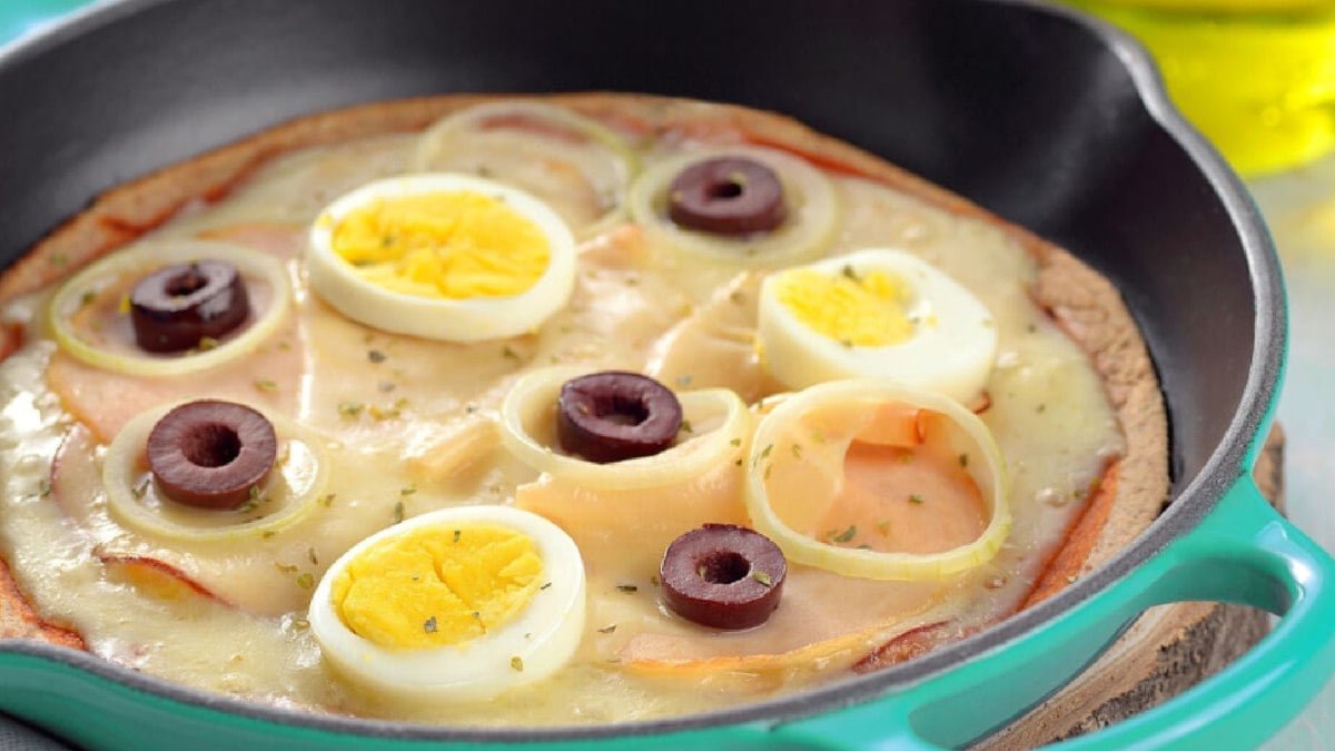 Receita de pizza integral de frigideira para um jantar rápido e prático