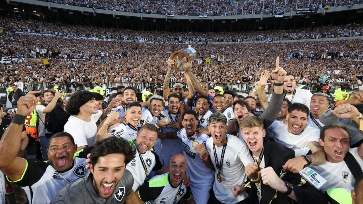 Botafogo supera expulsão, tem atuação heroica e conquista a Libertadores pela primeira vez