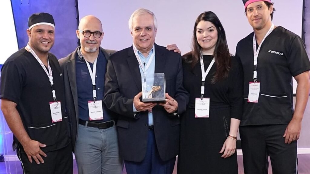 Brasília conquista o prêmio “Cirq de Ouro” após marco de 100 cirurgia robóticas de coluna