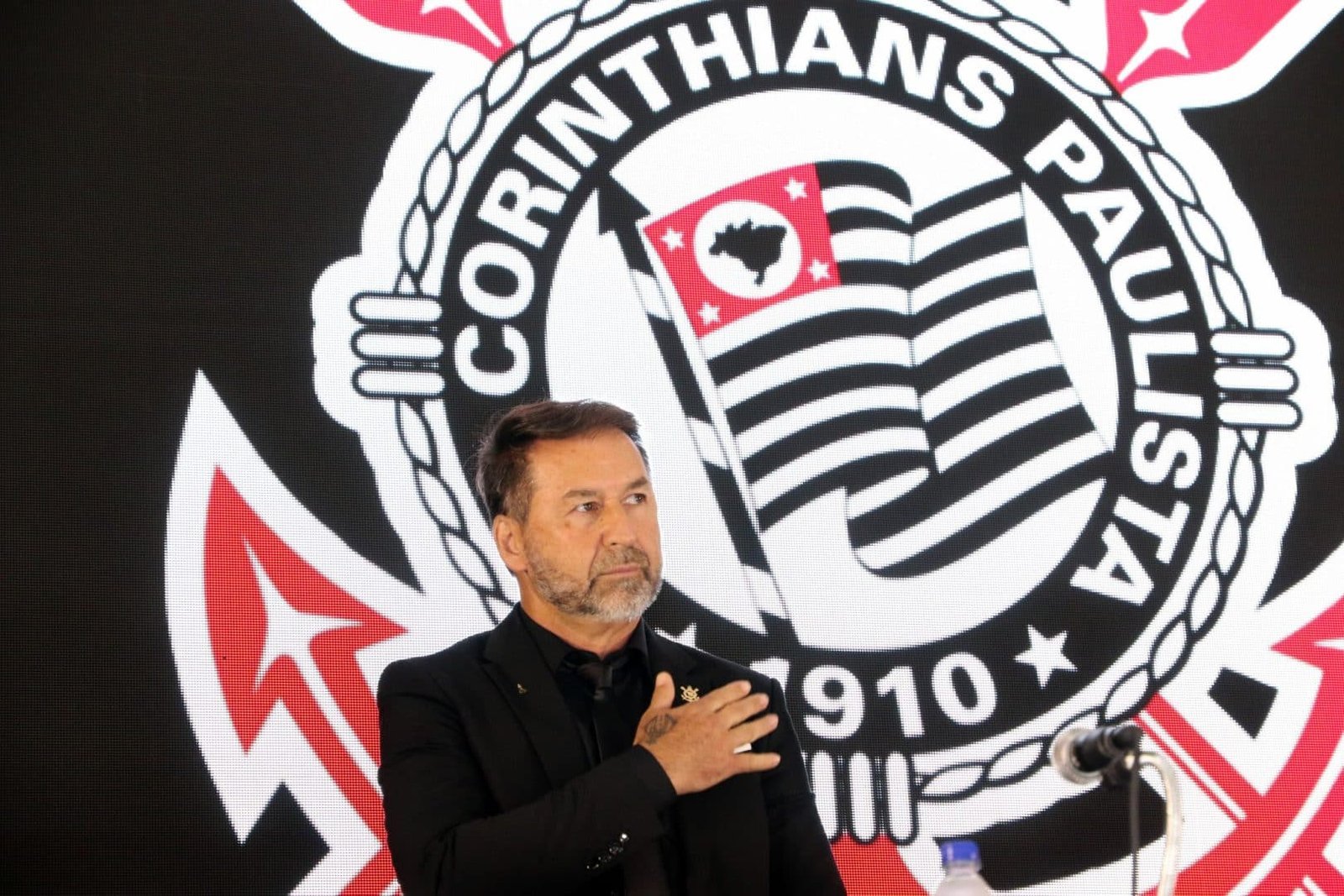 Falta de respostas reforça pedido de afastamento de Augusto Melo