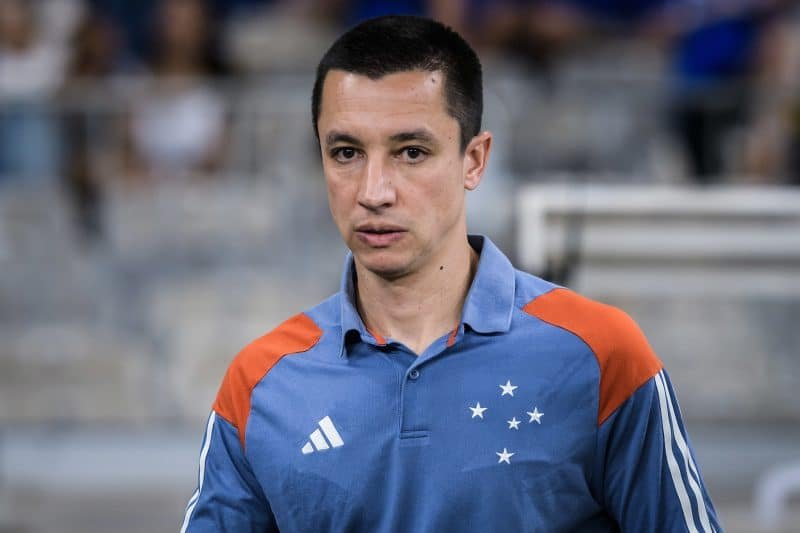 Auxiliar de Diniz explica ausência da base e projeta reforços no ataque do Cruzeiro