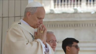 Leão XIV recebe Anel do Pescador e Pálio Papal em missa inaugural