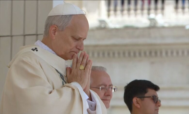 Leão XIV recebe Anel do Pescador e Pálio Papal em missa inaugural