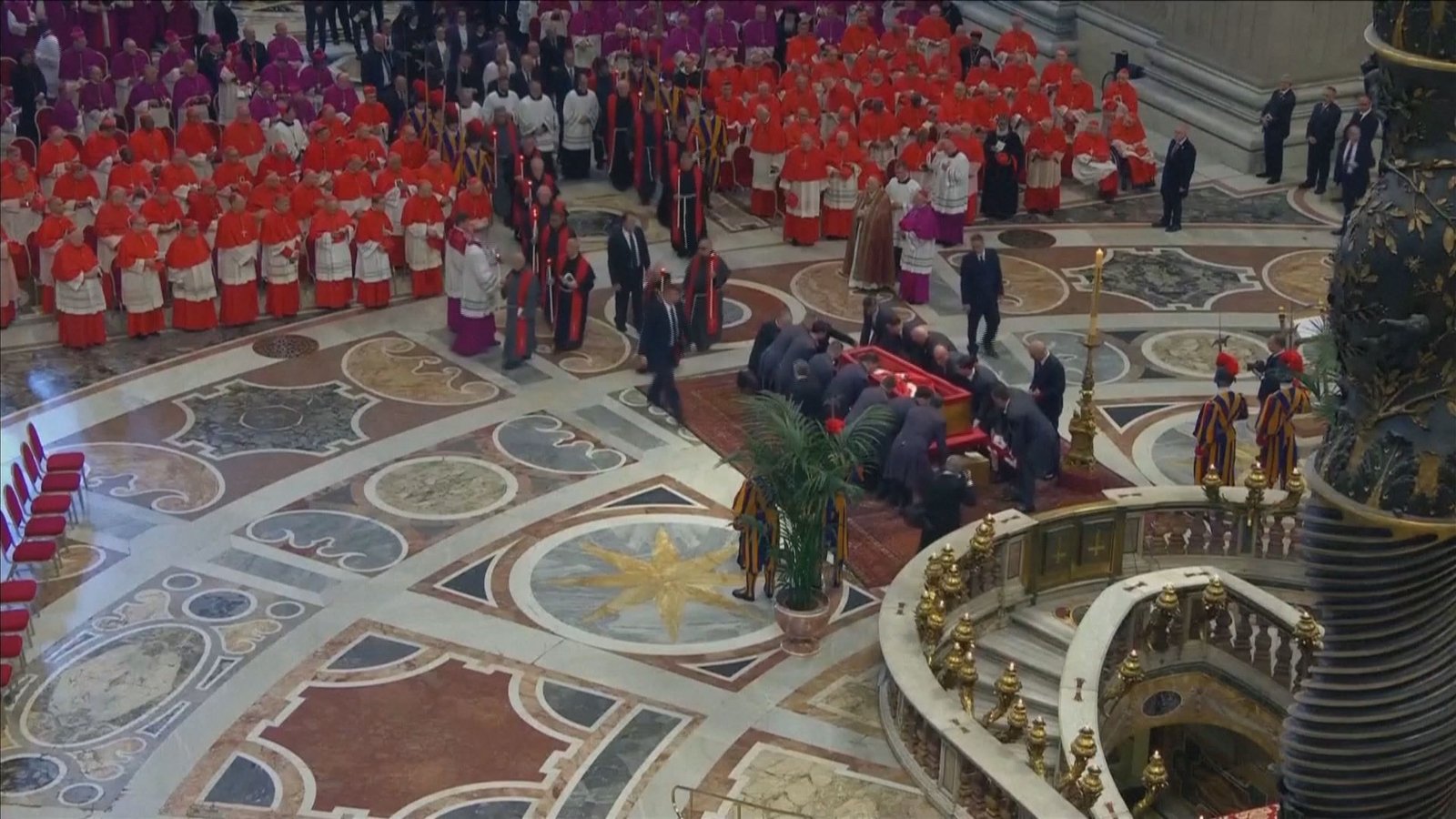 Veja momento da chegada do corpo do papa Francisco na Basílica de São Pedro