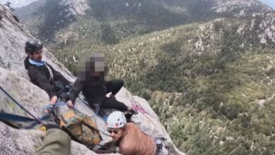 Alpinista é resgatado de helicóptero após cair em penhasco nos EUA; veja