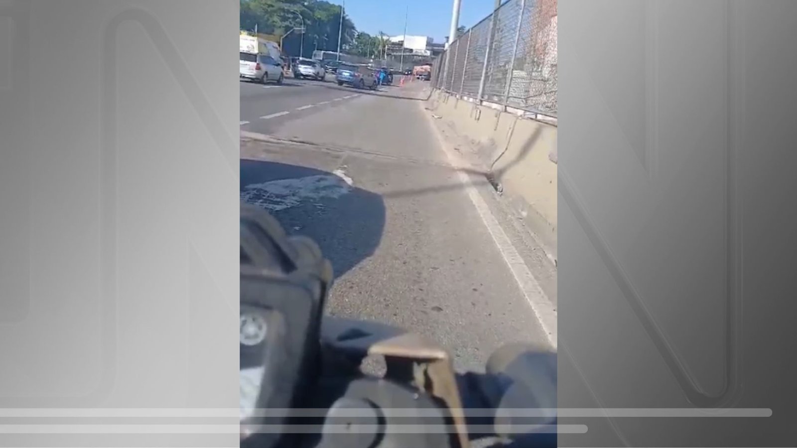 Motociclista grava assalto que deixou pessoa baleada na Linha Amarela, no RJ; veja vídeo