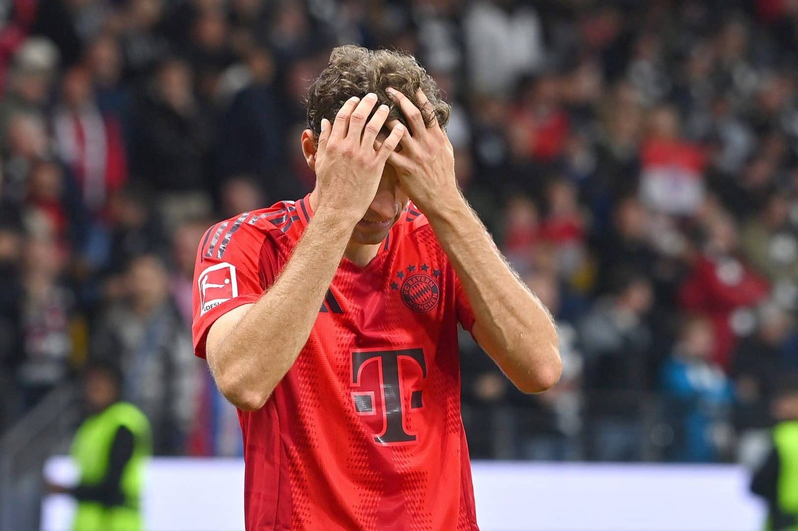 Zagueiros artilheiros do Bayern tomam baile na defesa em empate com o Frankfurt
