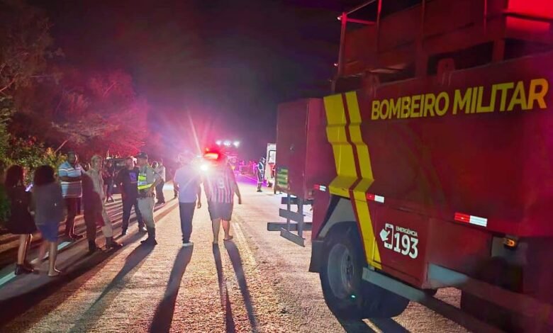 Colisão entre caminhões deixa três mortos na GO-164 Colisão entre caminhões deixa três mortos na GO-164