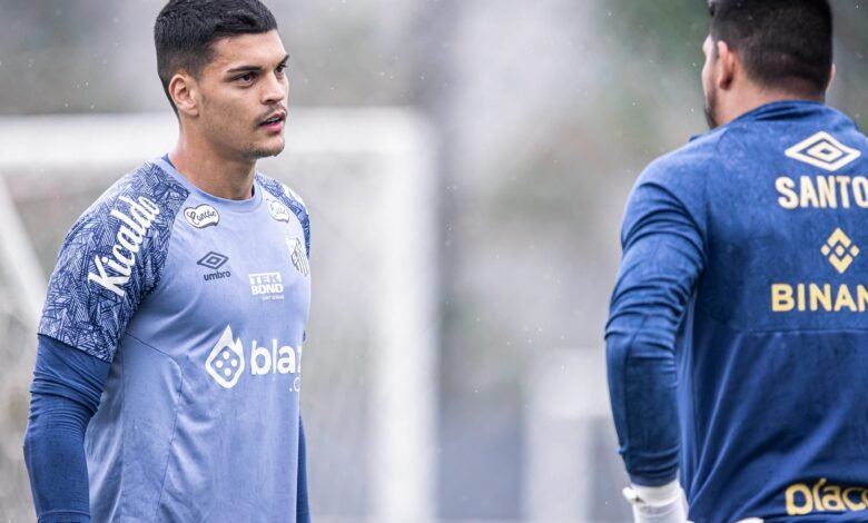 João Paulo espera situação de Gabriel Brazão no Santos para definir futuro João Paulo espera situação de Gabriel Brazão no Santos para definir futuro
