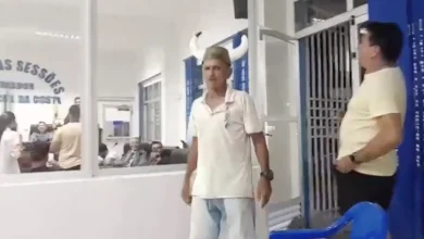 Homem vai à sessão da Câmara usando chapéu de chifres em Cruzeiro do Sul | ac24horas
