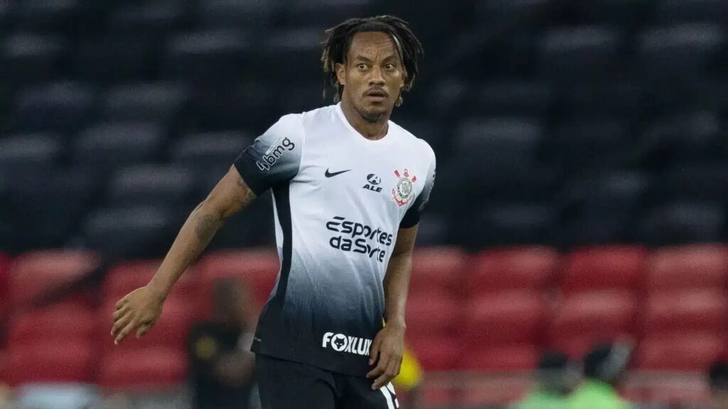 Corinthians renova vínculo com André Carrillo