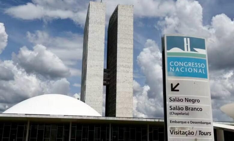 Fim da reeleição pode ampliar para 10 anos mandatos de prefeitos e vereadores Fim da reeleição pode ampliar para 10 anos mandatos de prefeitos e vereadores