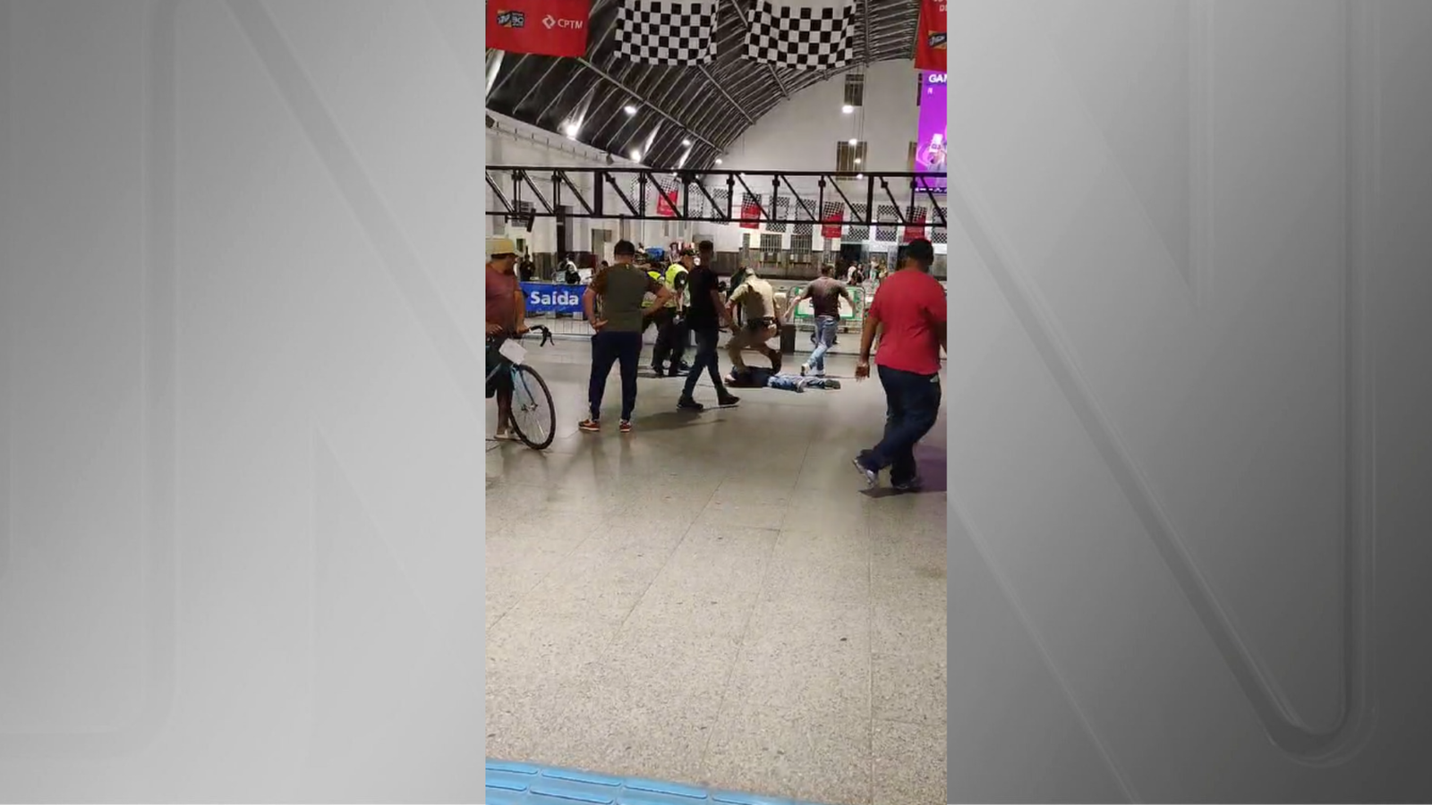 Vídeo: Homem é espancado por seguranças da CPTM em estação de trem em SP Vídeo: Homem é espancado por seguranças da CPTM em estação de trem em SP