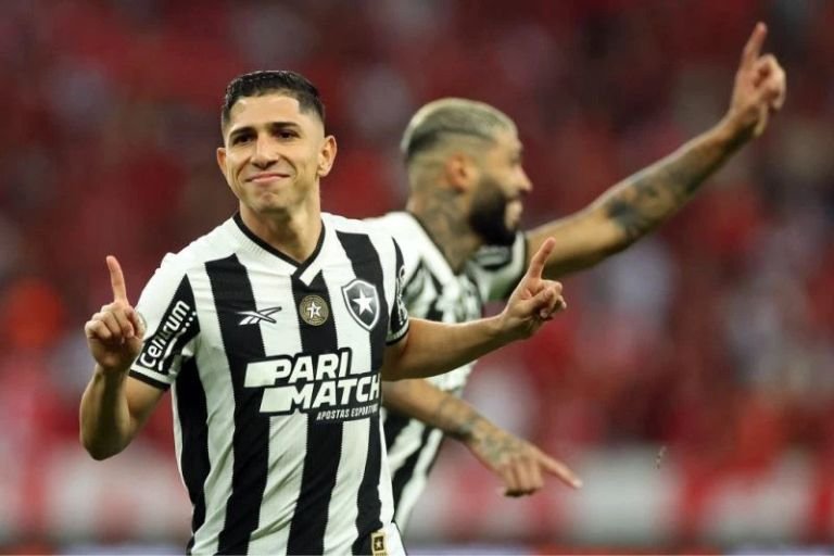 Botafogo vence o Internacional e fica a um empate do título brasileiro