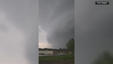 Centro-Oeste dos EUA é atingido por tornados em meio a ameaça de tempestade