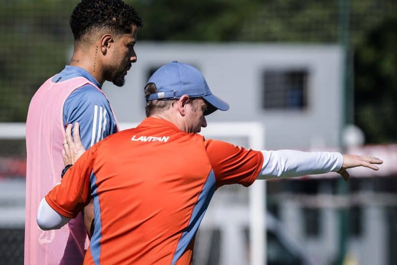 Seabra encanta o elenco do Cruzeiro