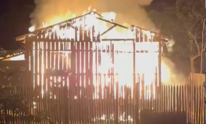 No Acre, mulher inconformada com fim de relacionamento incendeia a própria casa | ac24horas No Acre, mulher inconformada com fim de relacionamento incendeia a própria casa | ac24horas