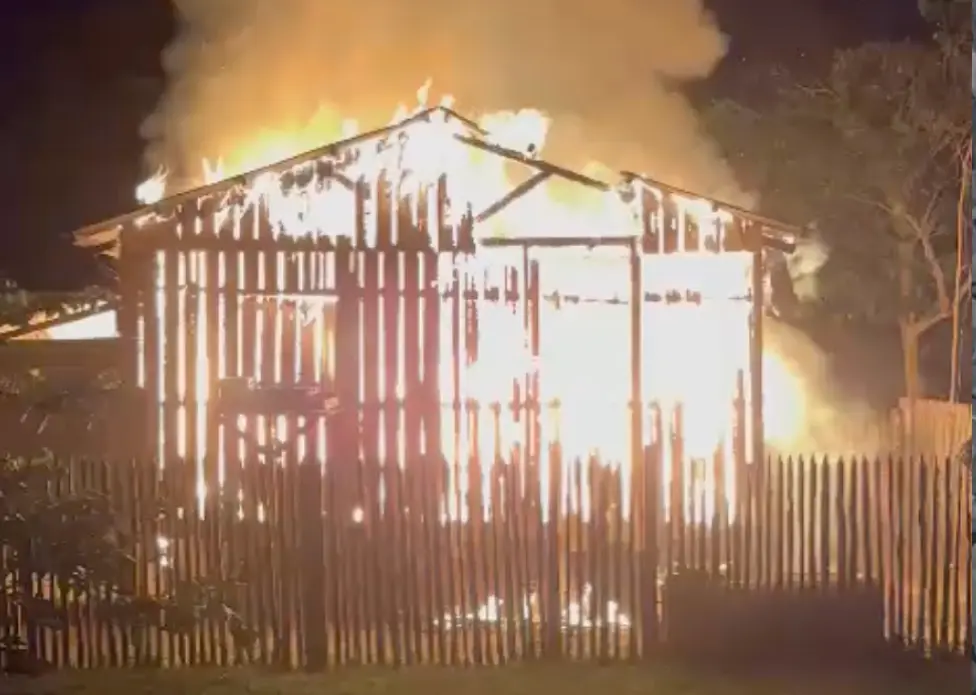 No Acre, mulher inconformada com fim de relacionamento incendeia a própria casa | ac24horas